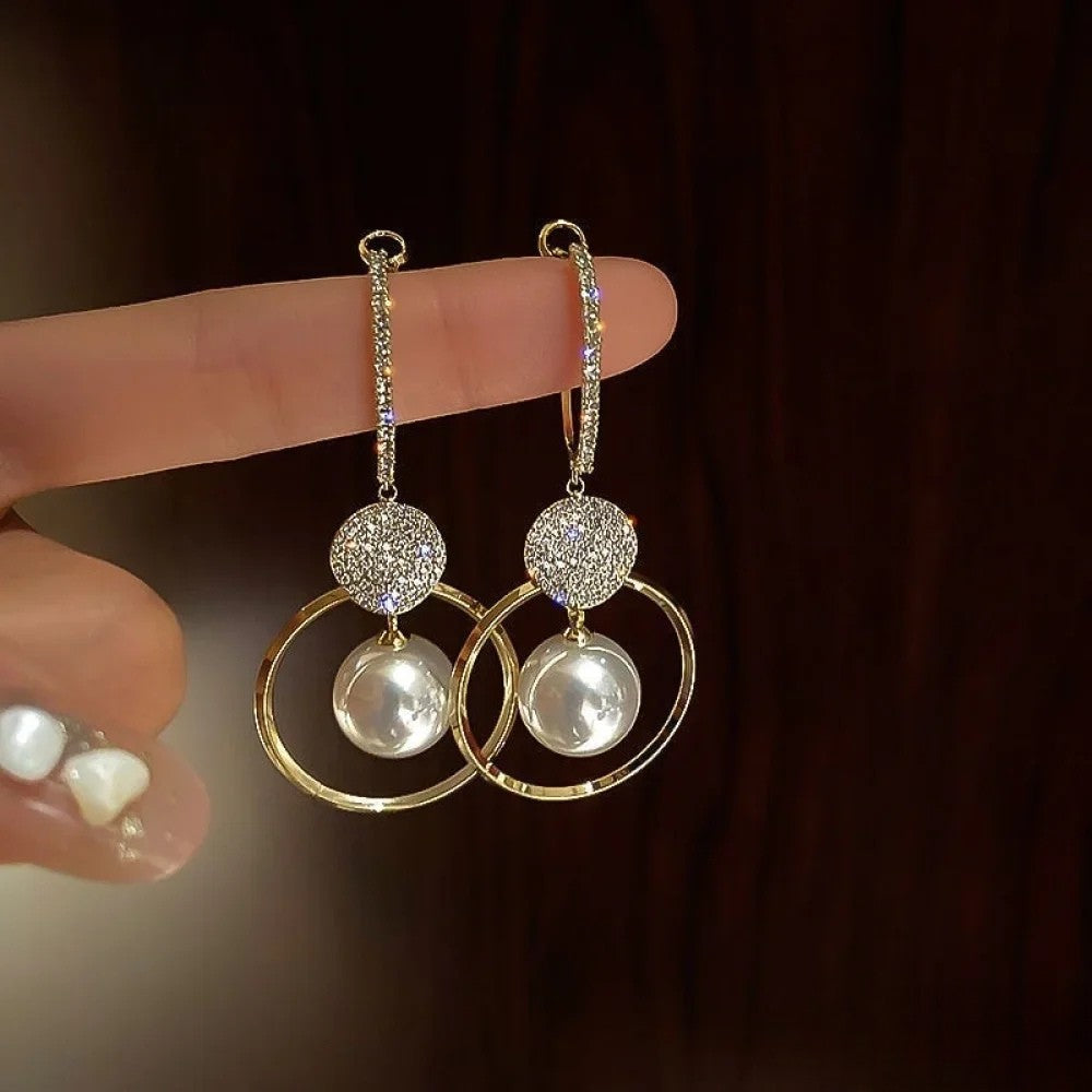 Elegante oorbellen met cultivé parels en fonkelende zirkonen