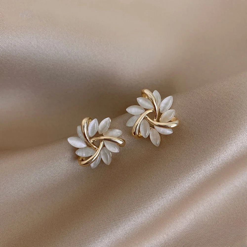 Elegante gouden oorbellen met exquisite opaalbloemmotieven