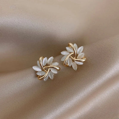 Elegante gouden oorbellen met exquisite opaalbloemmotieven