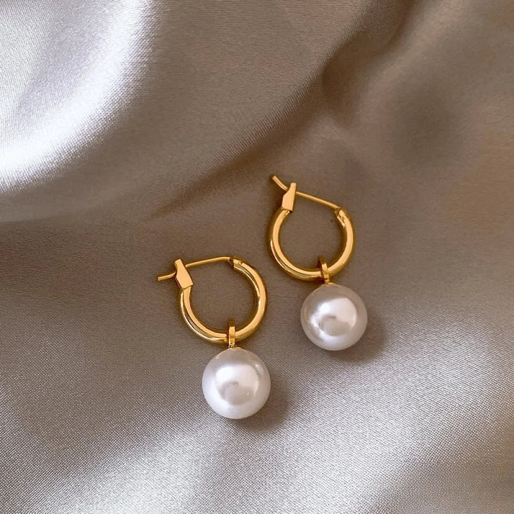 Elegante oorbellen met gouden parels