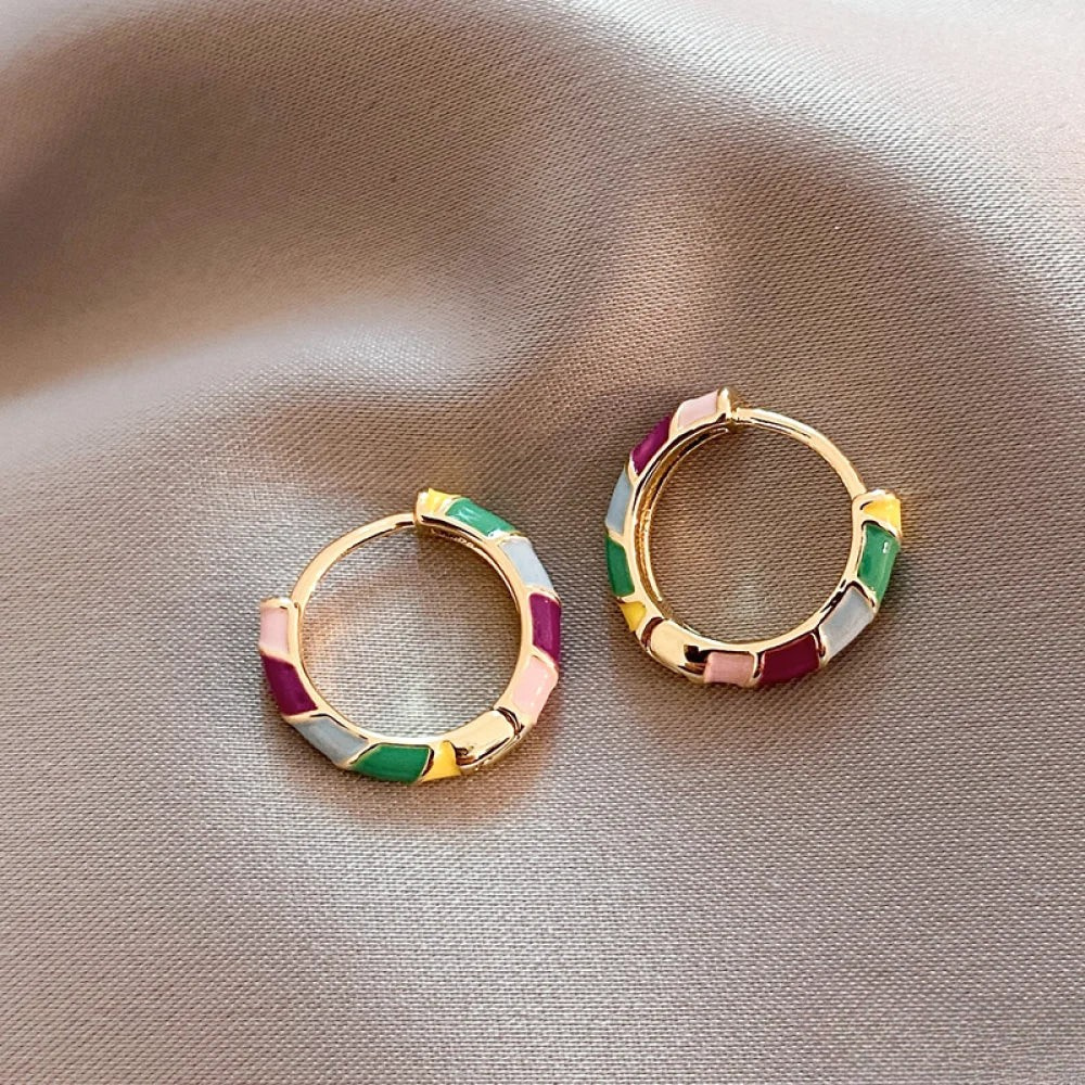 Elegante gouden oorbellen met kleurrijke emaille