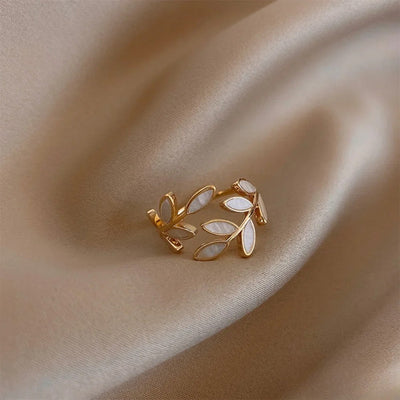 Verstelbare gouden ring met witte opaalblad