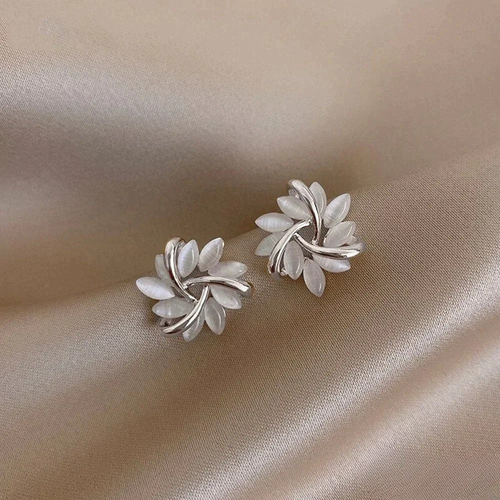 Elegante gouden oorbellen met exquisite opaalbloemmotieven