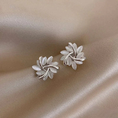 Elegante gouden oorbellen met exquisite opaalbloemmotieven