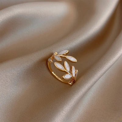 Verstelbare gouden ring met witte opaalblad