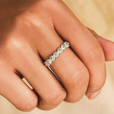 Verstelbare zilveren ring met handgeschilderde madeliefjes van emaille
